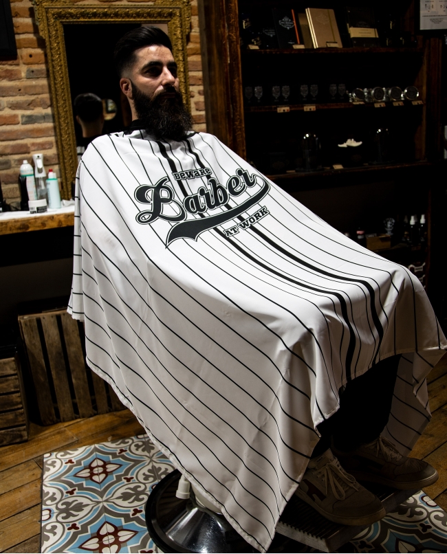 Cape de Coupe « Barber at Work »